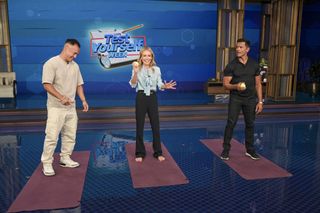 Kelly Ripa feet photo thumbnail