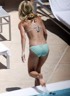 Kelly Ripa feet photo thumbnail