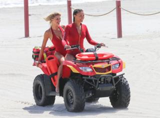 Kelly Rohrbach feet photo thumbnail