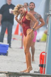 Kelly Rohrbach feet photo thumbnail