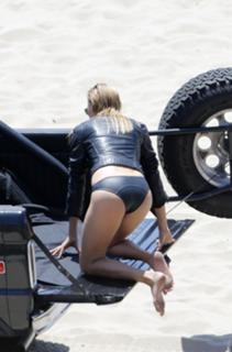 Kelly Rohrbach feet photo thumbnail