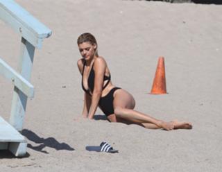 Kelly Rohrbach feet photo thumbnail