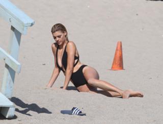 Kelly Rohrbach feet photo thumbnail