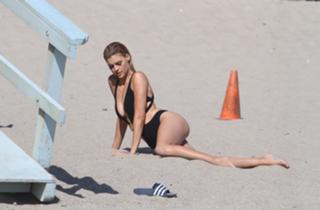 Kelly Rohrbach feet photo thumbnail