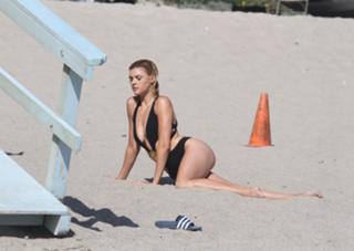 Kelly Rohrbach feet photo thumbnail