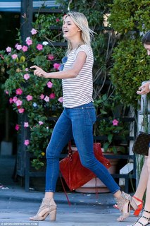 Kelly Rohrbach feet photo thumbnail