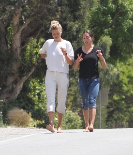 Kelly Rohrbach feet photo thumbnail