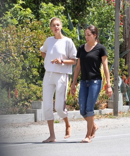 Kelly Rohrbach feet photo thumbnail