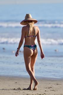 Kelly Rohrbach feet photo thumbnail