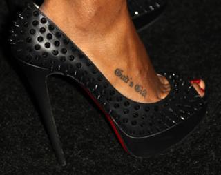 Kelly Rowland feet photo thumbnail