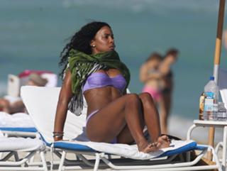 Kelly Rowland feet photo thumbnail