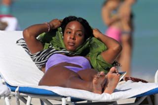 Kelly Rowland feet photo thumbnail