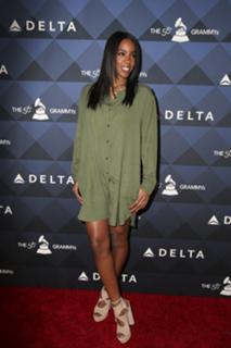 Kelly Rowland feet photo thumbnail