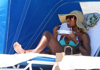 Kelly Rowland feet photo thumbnail
