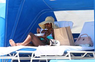 Kelly Rowland feet photo thumbnail