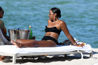 Kelly Rowland feet photo thumbnail