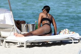 Kelly Rowland feet photo thumbnail