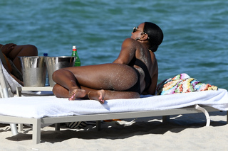 Kelly Rowland feet photo thumbnail