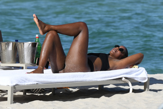 Kelly Rowland feet photo thumbnail