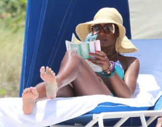 Kelly Rowland feet photo 4