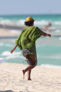 Kelly Rowland feet photo thumbnail