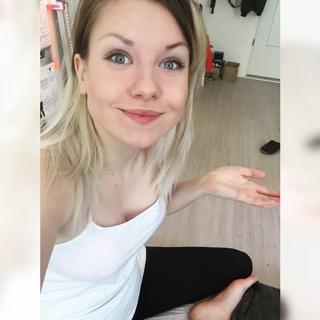 Kelly Svirakova feet photo thumbnail