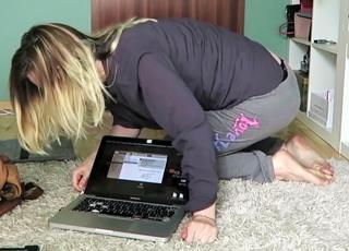 Kelly Svirakova feet photo thumbnail