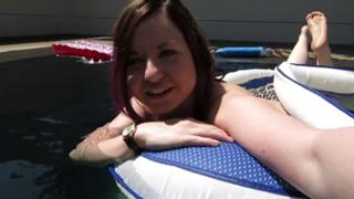 Kelly Svirakova feet photo thumbnail