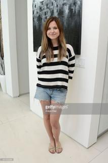 Kelly Svirakova feet photo thumbnail