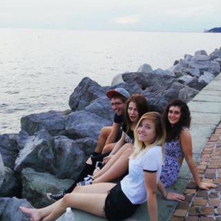 Kelly Svirakova feet photo thumbnail