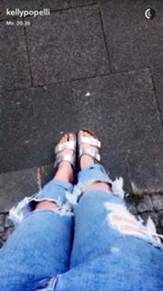 Kelly Svirakova feet photo thumbnail