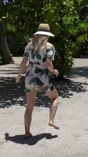 Kelly Svirakova feet photo thumbnail