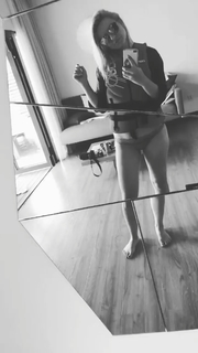 Kelly Svirakova feet photo thumbnail