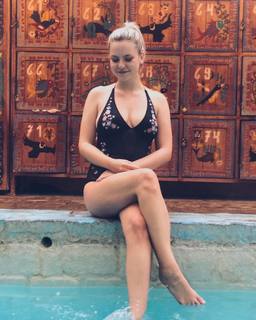 Kelly Svirakova feet photo thumbnail