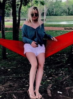 Kelly Svirakova feet photo thumbnail