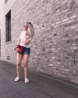 Kelly Svirakova feet photo thumbnail