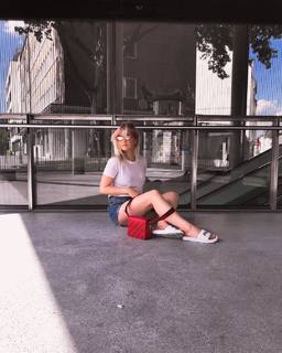 Kelly Svirakova feet photo thumbnail