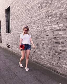 Kelly Svirakova feet photo thumbnail