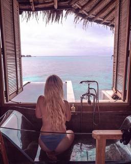 Kelly Svirakova feet photo thumbnail