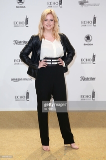 Kelly Svirakova feet photo thumbnail