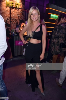 Kelly Svirakova feet photo thumbnail