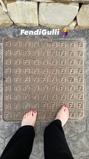 Kelly Svirakova feet photo thumbnail