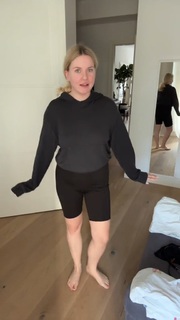 Kelly Svirakova feet photo thumbnail