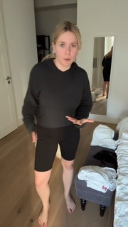 Kelly Svirakova feet photo thumbnail