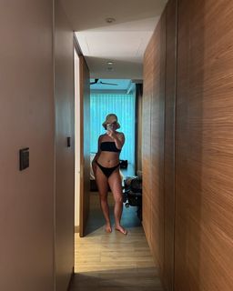 Kelly Svirakova feet photo thumbnail