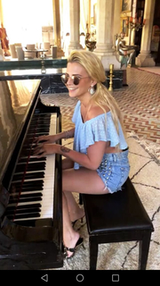 Kelly Vedovelli feet photo thumbnail