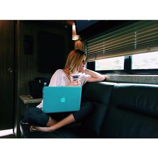 Kelsea Ballerini feet photo thumbnail