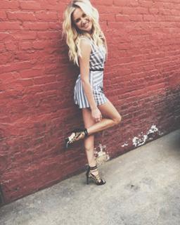 Kelsea Ballerini feet photo thumbnail