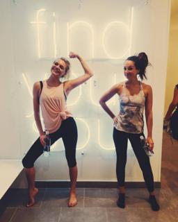 Kelsea Ballerini feet photo thumbnail