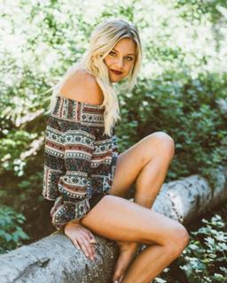Kelsea Ballerini feet photo thumbnail